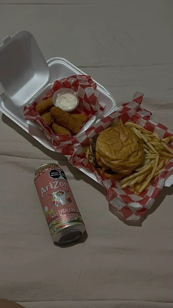 Combo de hamburguesa, papas y refresco de Grill Bros