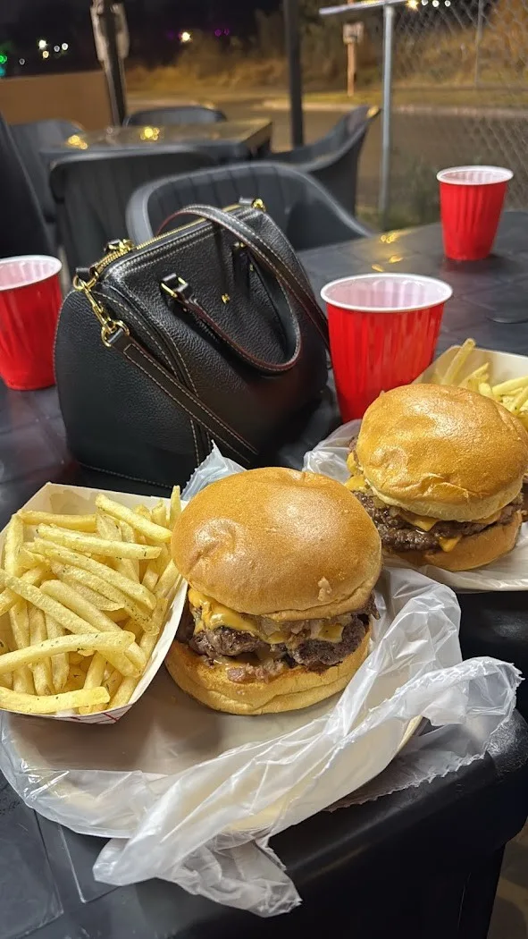 Ambiente de noche en Grill Bros — San Agustín, Tlajomulco